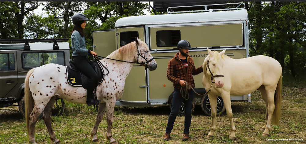 Un van Fautras, 2 chevaux et leurs cavaliers