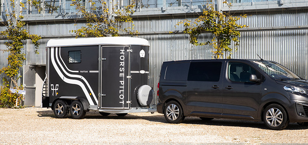 Un van Fautras tracté par une camionette