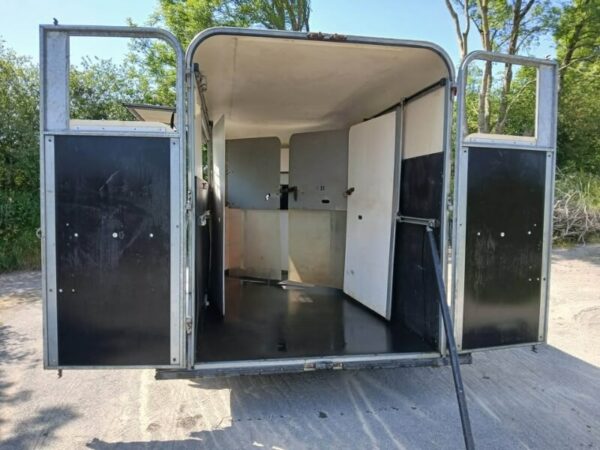 Vue arrière, avec les portes ouvertes, de ce Fautras Oblic +3 de 2009