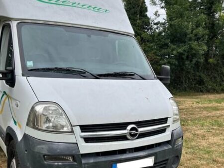 Vue avant de cet Opel Movano, un camion pour chevaux